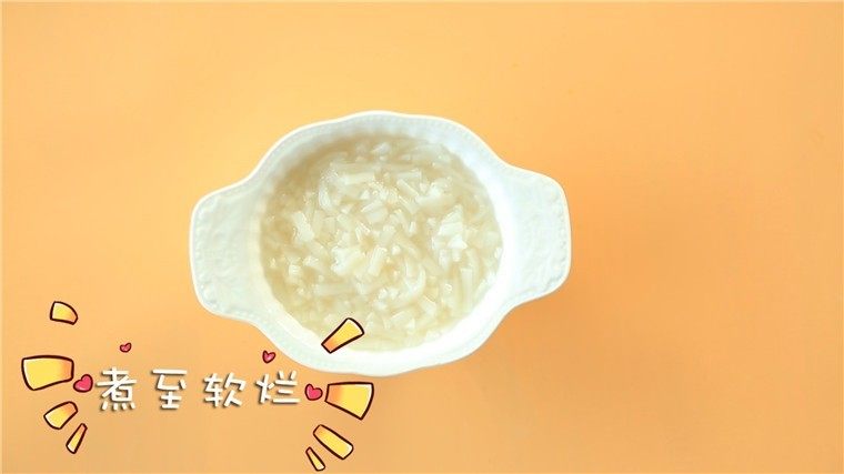 香菇油菜碎碎面,面条一定要煮至粘稠软烂的状态。
ps:妈妈们在煮面的时候可以多加一点水,大火煮开后再转小火慢慢煮。