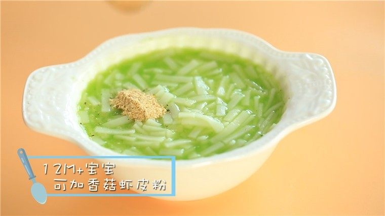 香菇油菜碎碎面,放上油菜糊。
12个月以上的宝宝也可以加点香菇虾皮粉调味哦~