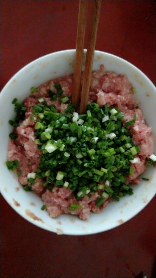 藕合,猪肉加生姜剁馅＋1枚<a style='color:red;display:inline-block;' href='/shicai/ 9'>鸡蛋</a>＋2勺<a style='color:red;display:inline-block;' href='/shicai/ 8780'>红薯粉</a>＋葱＋<a style='color:red;display:inline-block;' href='/shicai/ 12043'>花椒粉</a>＋适量盐，顺时针拌匀