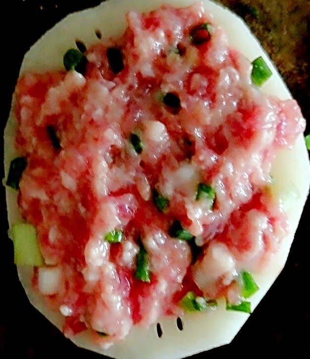 藕合,拌好的肉馅均匀铺在藕片上