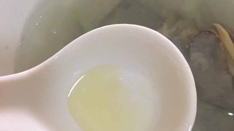 冬瓜花蛤汤 宝宝辅食12M+,.最后在装入碗中的冬瓜汤倒入适量核桃油
