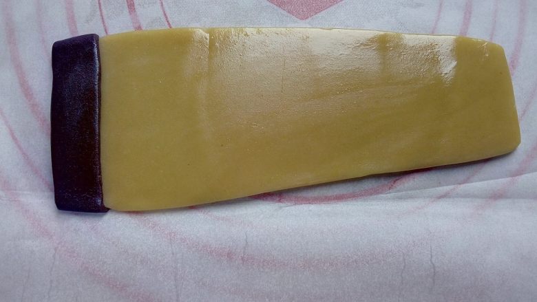 古筝情韵,切出一个小长条,沾一点水式蛋液贴到古筝左侧,做古筝盒盖。