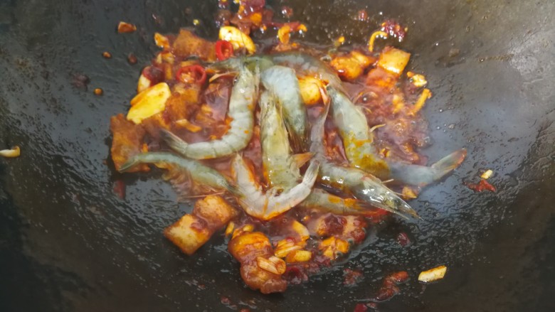 麻辣香锅,放入<a style='color:red;display:inline-block;' href='/shicai/ 301'>鲜虾</a>,中火翻炒。