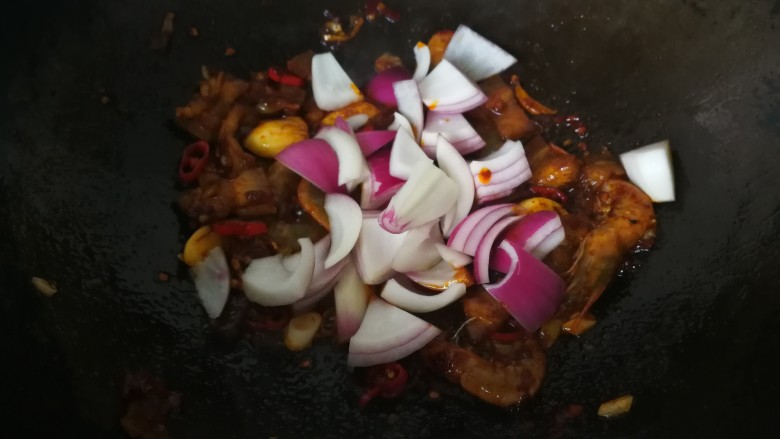 麻辣香锅,放入洋葱炒出香味儿。