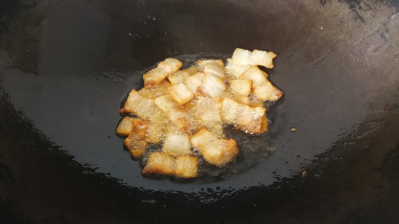 麻辣香锅,放入五花肉,小火煸炒至两面焦黄。