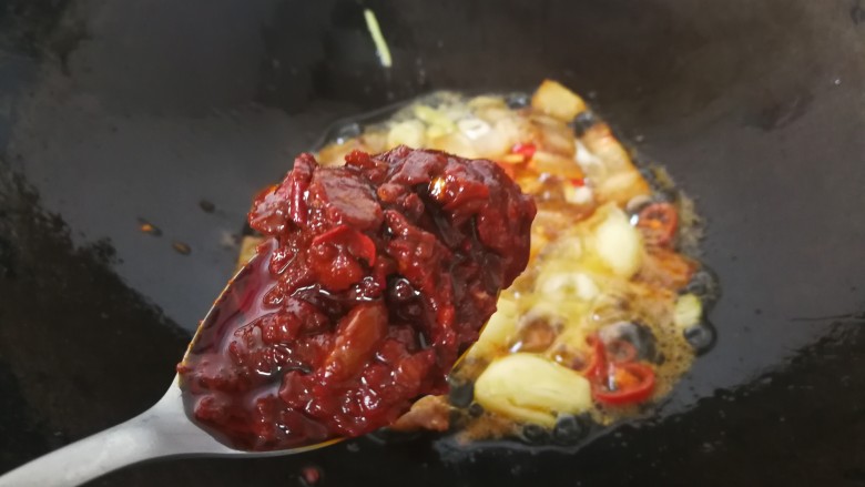 麻辣香锅,放入一大勺<a style='color:red;display:inline-block;' href='/shicai/ 46964'>郫县豆瓣酱</a>和一勺<a style='color:red;display:inline-block;' href='/shicai/ 721'>蚝油</a>，翻炒出红油来。