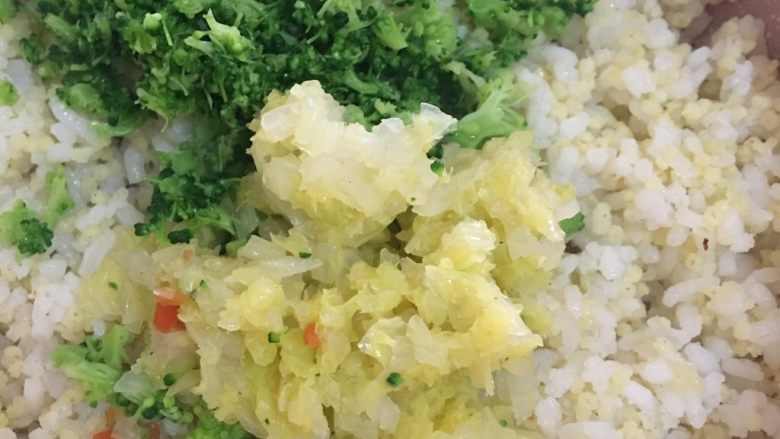 蔬菜鳕鱼炒饭 宝宝辅食12M+,然后加入西兰花和小白菜炒30秒