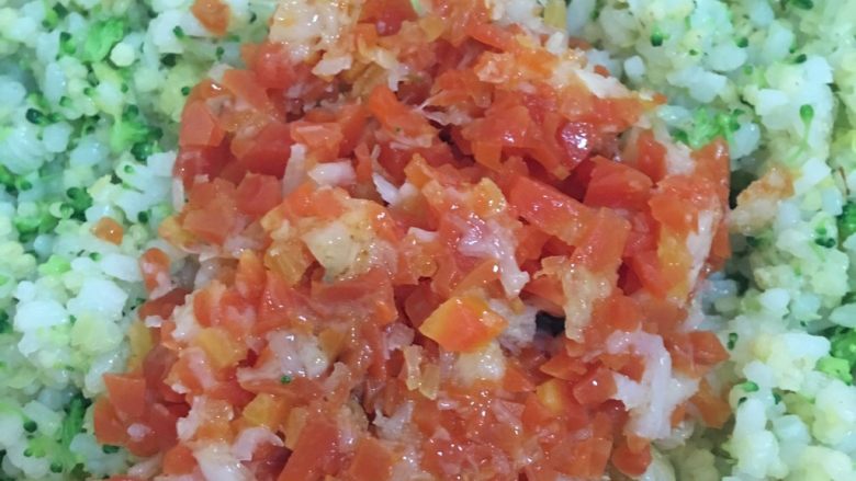 蔬菜鳕鱼炒饭 宝宝辅食12M+,炒好后加入胡萝卜和鳕鱼炒30秒