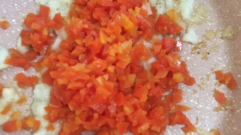 蔬菜鳕鱼炒饭 宝宝辅食12M+,继续放入胡萝卜炒