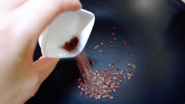 椒盐芝麻馅,开中火,炒<a style='color:red;display:inline-block;' href='/shicai/ 700'>花椒</a>和小茴香