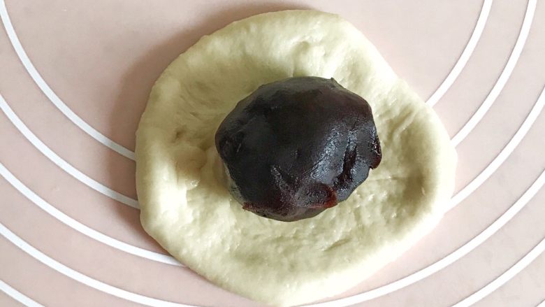 垂涎欲滴的红豆小餐包(一次性发酵),翻过来,光滑的一面在下面,中间放入豆沙球