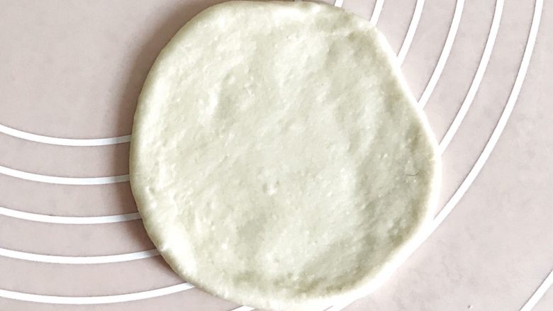 垂涎欲滴的红豆小餐包(一次性发酵),取其中一个,擀成四周薄,中间厚的圆形