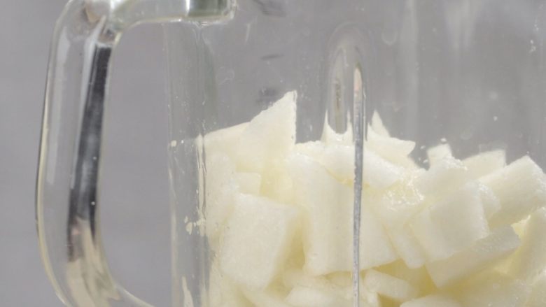 4招开启滋润秋梨季!,雪梨400g去皮切块,取一半雪梨块放入料理机中,搅打成泥