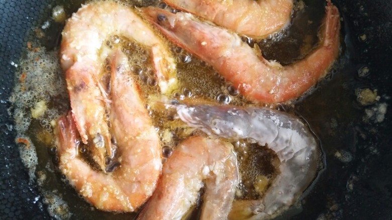 干锅香辣虾,青虾表面拍些生粉,入锅炸至变色,捞出沥干油,放旁边备用。