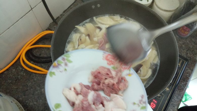 香菇猪肉面片汤,加水煮几分钟,再次煮滚后加入瘦肉