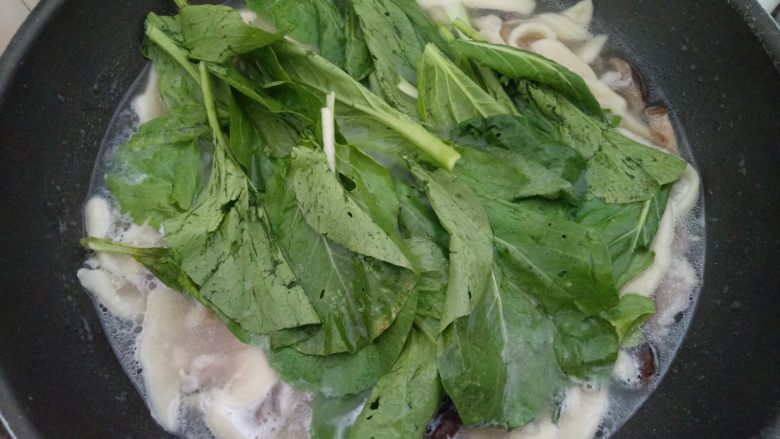 香菇猪肉面片汤,搅拌几下,猪肉熟后放入青菜