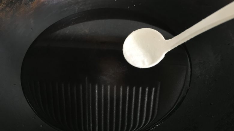 肉末茄子煲,锅内倒入适量水,加入适量盐煮开;