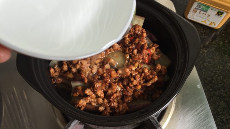 肉末茄子煲,全部倒入砂锅内,加入半碗热水;