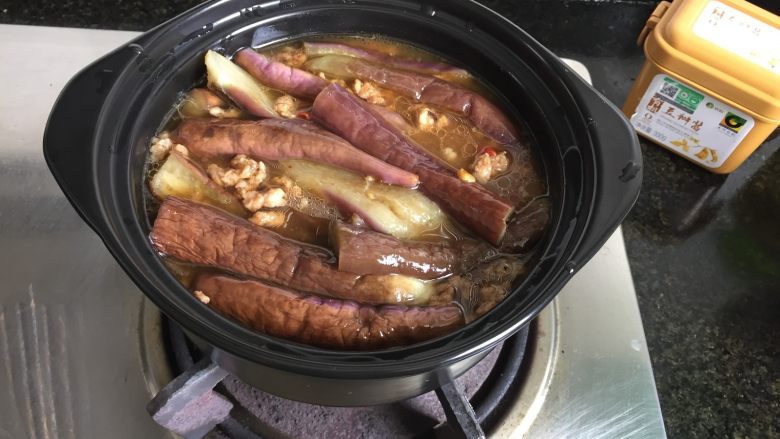 肉末茄子煲,拌均匀;