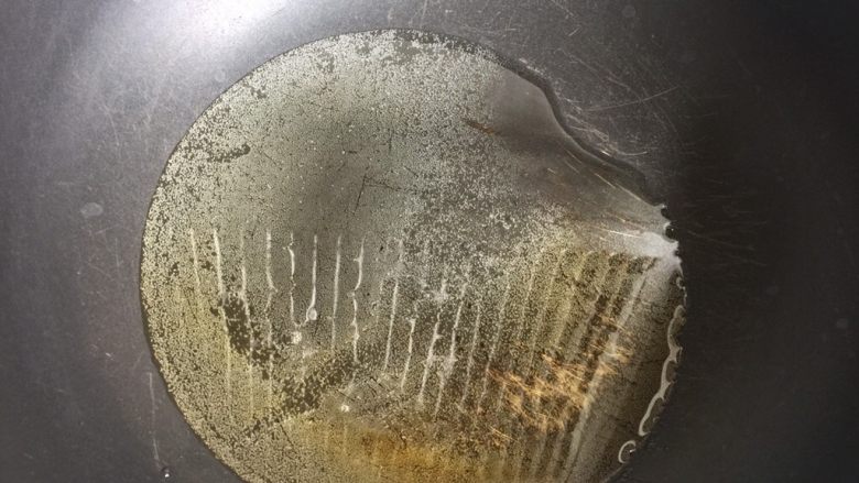 清蒸鲈鱼,另起锅把油烧热