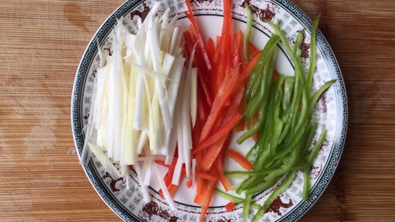 清蒸鲈鱼,葱青红椒切丝