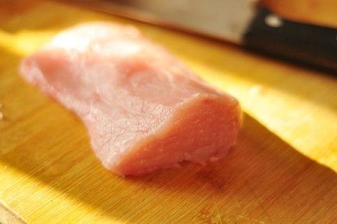 锅包肉,将里脊肉洗净,去筋斜着切成两半