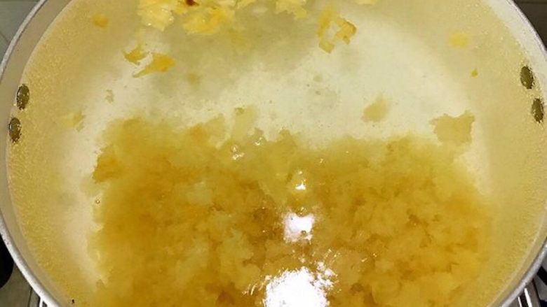 女人不可或缺的养颜羹,锅中加入足量的水,开大火沸腾后转小火熬30分钟左右