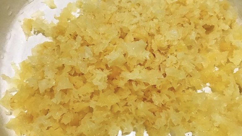 女人不可或缺的养颜羹,熬出胶质的秘诀来咯:泡发好的银耳用刀剁碎,剁的越碎越好出胶