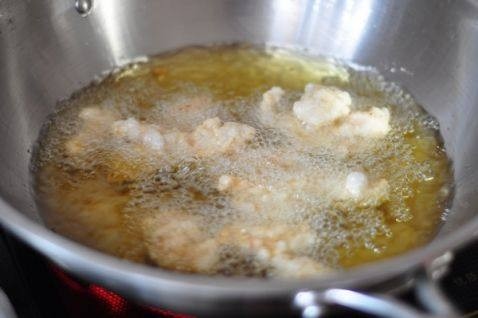 锅包肉,将肉复炸,炸至有少许焦红色捞出