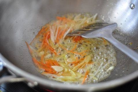 锅包肉,将油倒出,加入白<a style='color:red;display:inline-block;' href='/shicai/ 10588'>糖</a>和醋,中火熬至汤汁粘稠,随即加入所有调料丝