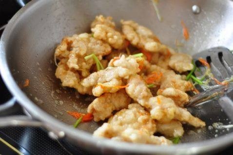 锅包肉,倒入肉片,大火快速挂汁出锅