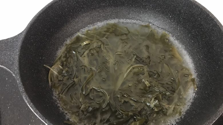 凉拌三丝,同样的海带也要煮熟,海带稍有多煮一会2-3分钟