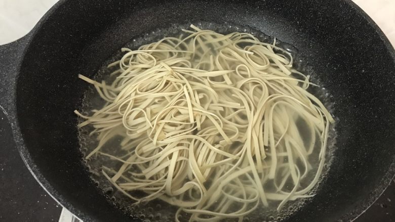 凉拌三丝,锅里水开后灼一下豆皮,1分钟内就好,太久豆皮易烂或断开