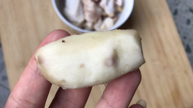 沙姜蒸鸡,去皮,其实不去也可以,洗涮干净它表面的泥沙就可以了
为了拍照好看些,我就去皮吧