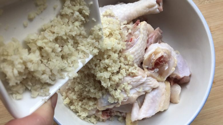 沙姜蒸鸡,鸡肉沥干水分后,加入沙姜