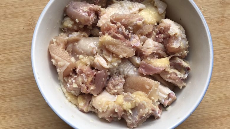 沙姜蒸鸡,翻拌均匀,腌制一小时以入味
