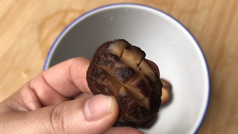 沙姜蒸鸡,背面切九宫格,即横三刀坚三刀,不过底哟
这样容易蒸熟又更好入味