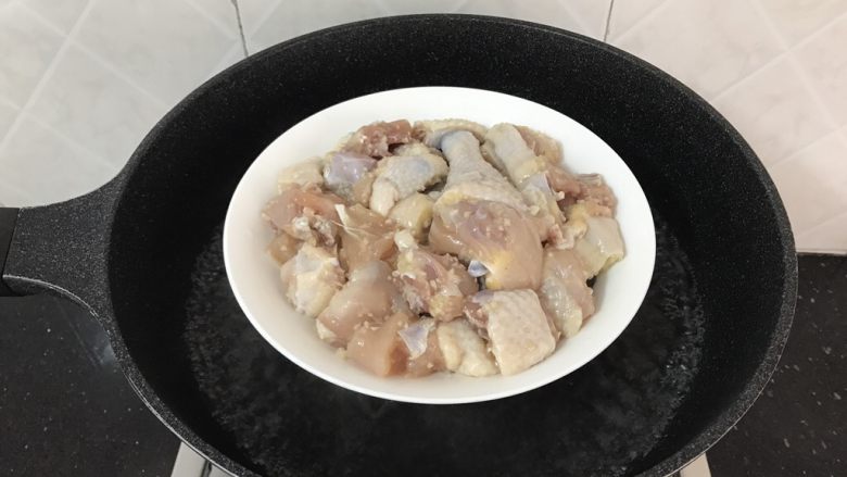 沙姜蒸鸡,锅里水开后,放入蒸架上