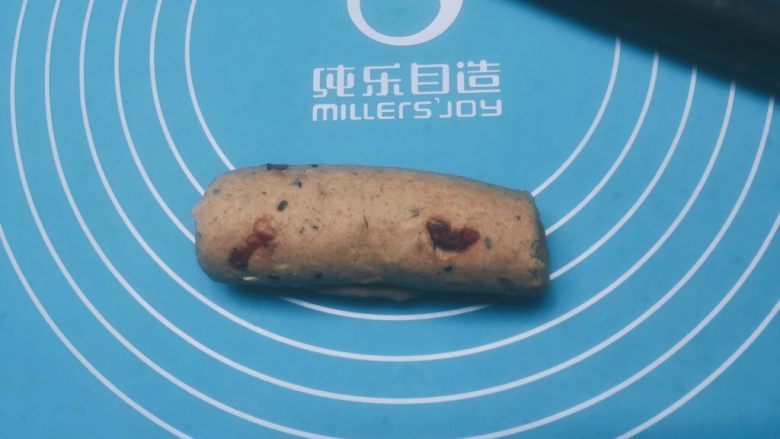 全麦干果欧包,从上至下卷起