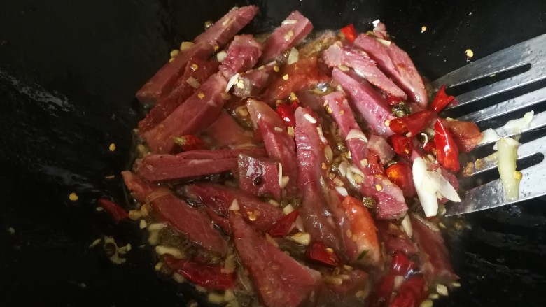 干煸牛肉,倒入牛肉条