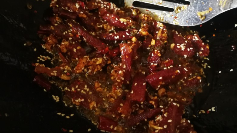 干煸牛肉,继续炒均匀,休息火候大小的调整不能炒糊了。