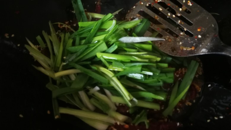 干煸牛肉,倒入蒜苗丝(如果是外出旅游带在路上当牛肉干吃就不放蒜苗只放葱味道完胜外面的牛肉干哦~)