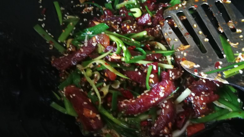 干煸牛肉,关火继续炒一下,注意葱的颜色不要久了。