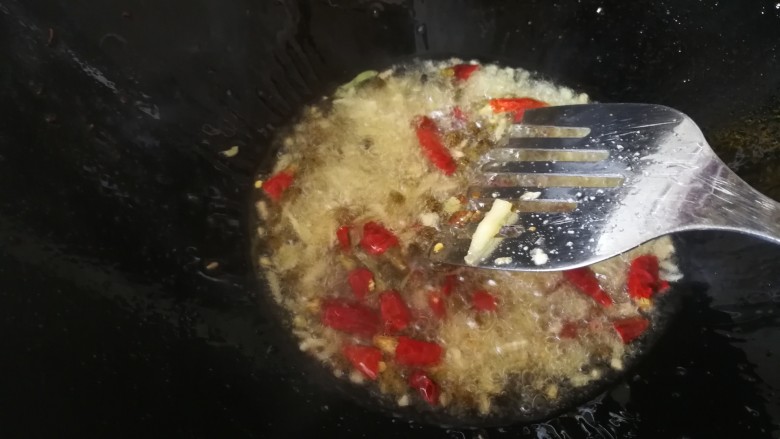 干煸牛肉,锅烧热入油,然后放入葱姜蒜炒出香味倒入花椒和辣椒段炒香。辣椒段和花椒我用水冲洗过防止炸糊。