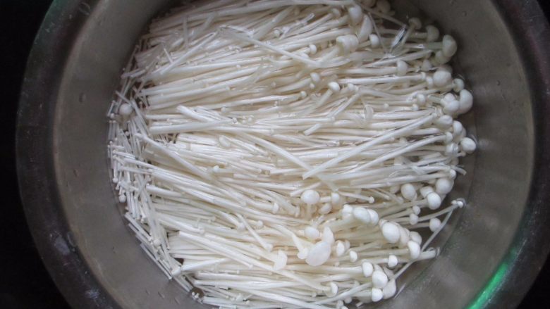 盐焗锡纸金针菇,洗净,挤净多余水分