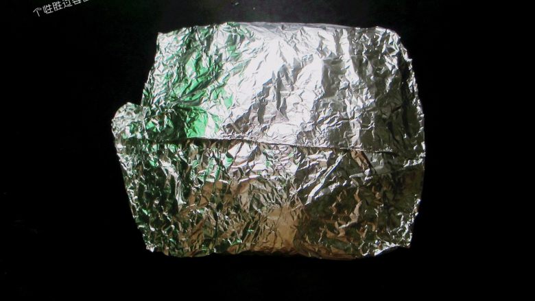 盐焗锡纸金针菇,用筷子搅拌均匀,把锡纸叠成一个封闭的盒子