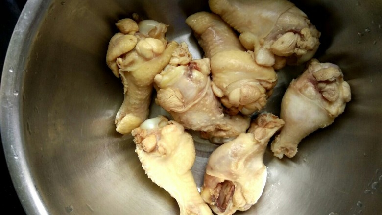 辣子鸡肉,冷水下锅烧开焯一下,用清水洗净