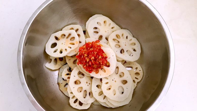 5分钟快手菜 香辣藕片,加入蒜蓉辣酱