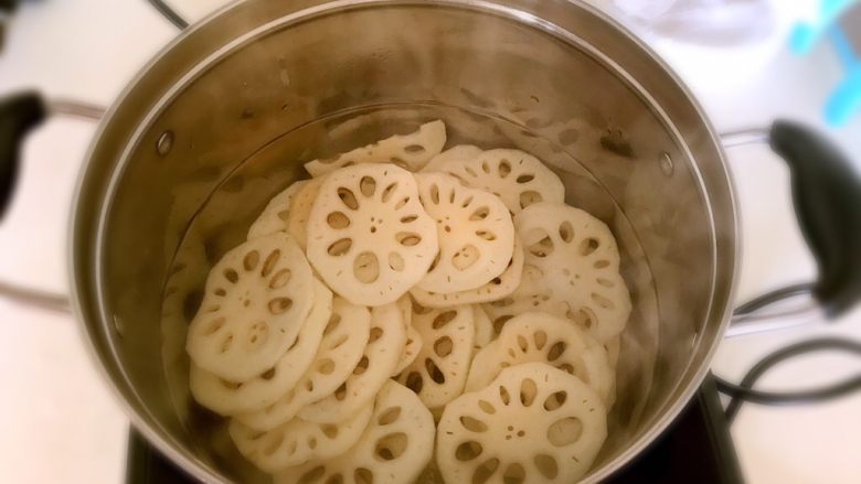 5分钟快手菜 香辣藕片,锅内加入冷水烧开后加入藕片,焯水2分钟