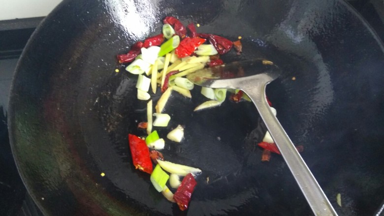 辣子鸡肉,锅里油全部倒出,用锅上残留的油翻炒葱姜蒜干辣椒八角花椒
